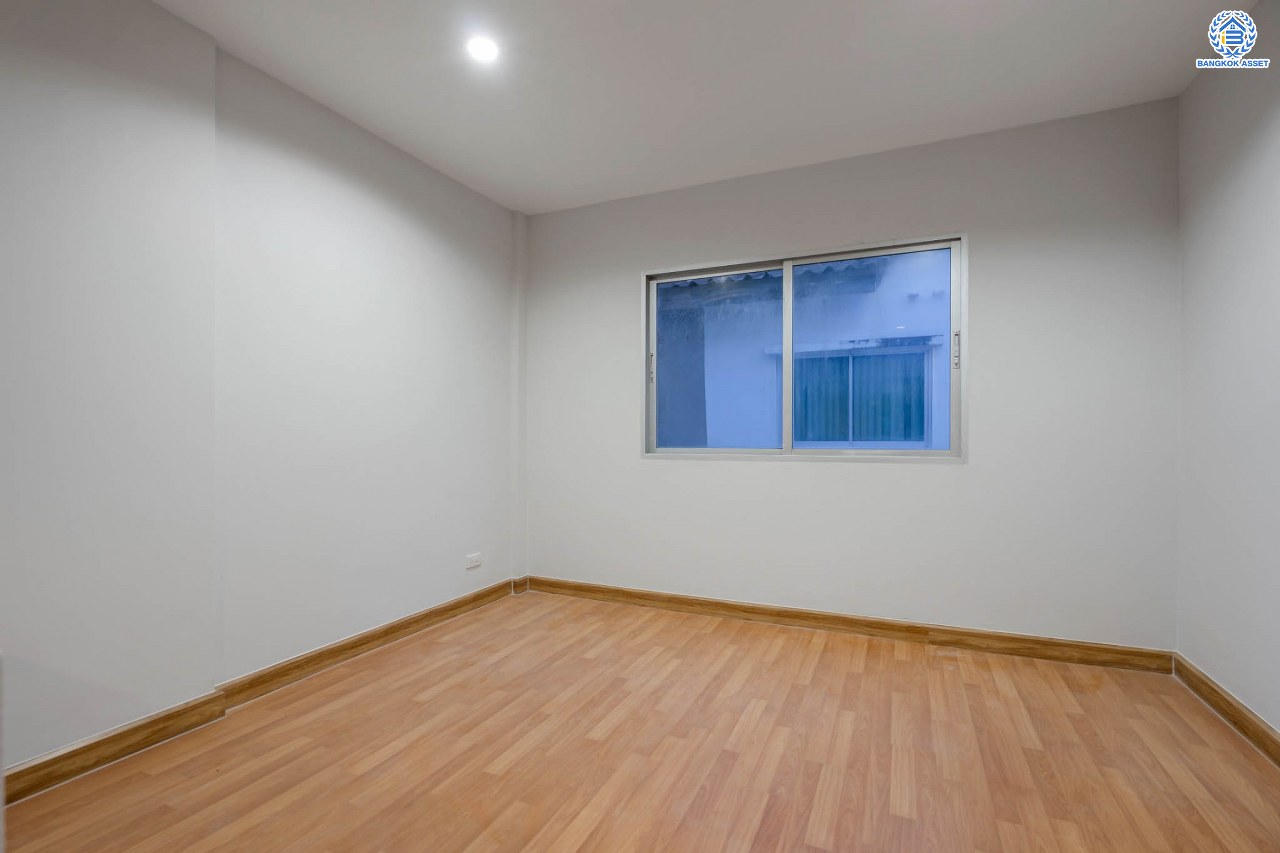 บ้านมือสองตกแต่งใหม่ ดีไซน์สวย ม.วิสต้าปาร์ค รัชดา-รามอินทรา เนื้อที่ 22.3 ตร.ว. ฟังก์ชัน 4 ห้องนอน 4 ห้องน้ำ จอดรถได้ 2 คัน รองรับทุกกิจกรรม บนทำเลเชื่อมต่อหลายเส้นทาง อาทิ ถนนประเสริฐมนูกิจ และถนนนวมินทร์ ใกล้รถไฟฟ้าสายสีชมพู "สถานีนพรัตน์" และจุดขึ้นทางด่วน "รามอินทรา"